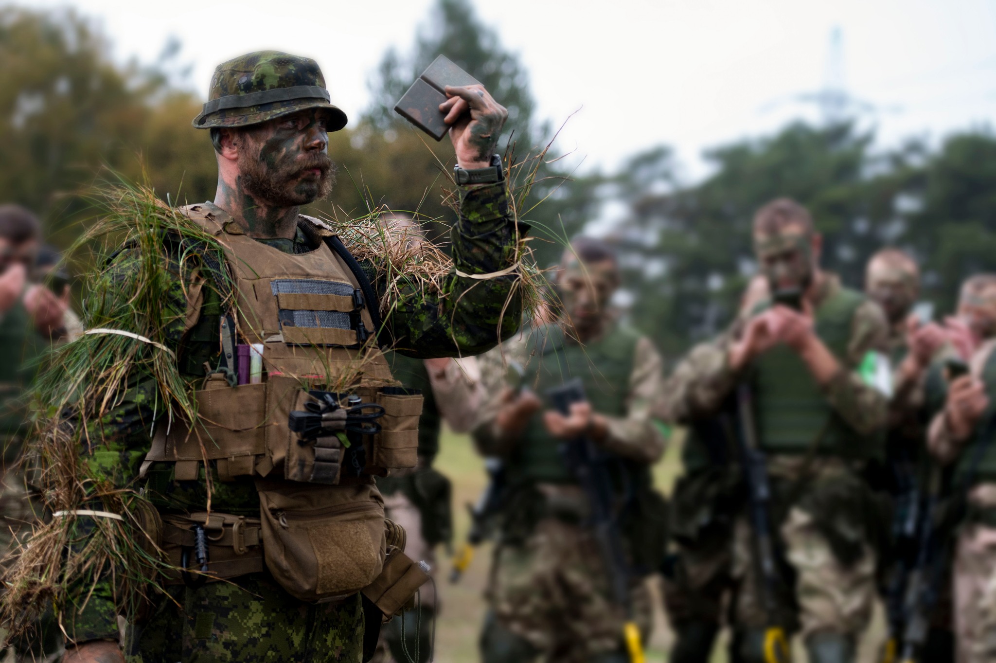 A Canadian Armed Forces soldier with 3rd Battalion, Princess Patricia's Canadian Light Infantry mentors Ukrainian recruits during a camouflage lesson during Operation UNIFIER-UK on 20 October 2022 in the United Kingdom.Please Credit: Corporal Eric Greico, Canadian Armed Forces Photo.
Image has been digitally altered for operational security purposes.