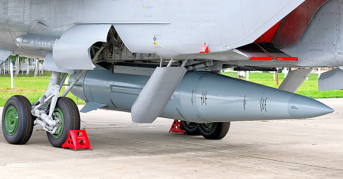 A_Russian_Kinzhal_Dagger_hypersonic_missile_mounted_under_belly_of_russian_air_force_Mig-31k.jpg