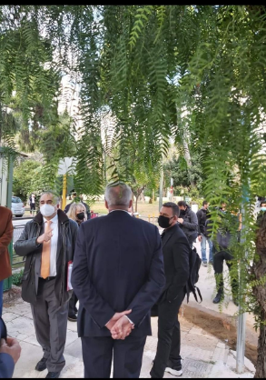 Ο πρόεδρος του ΔΣΑ, Δημήτρης Βερβεσός μαζί με άλλους δικηγόρους στο Μ. Μαξίμου