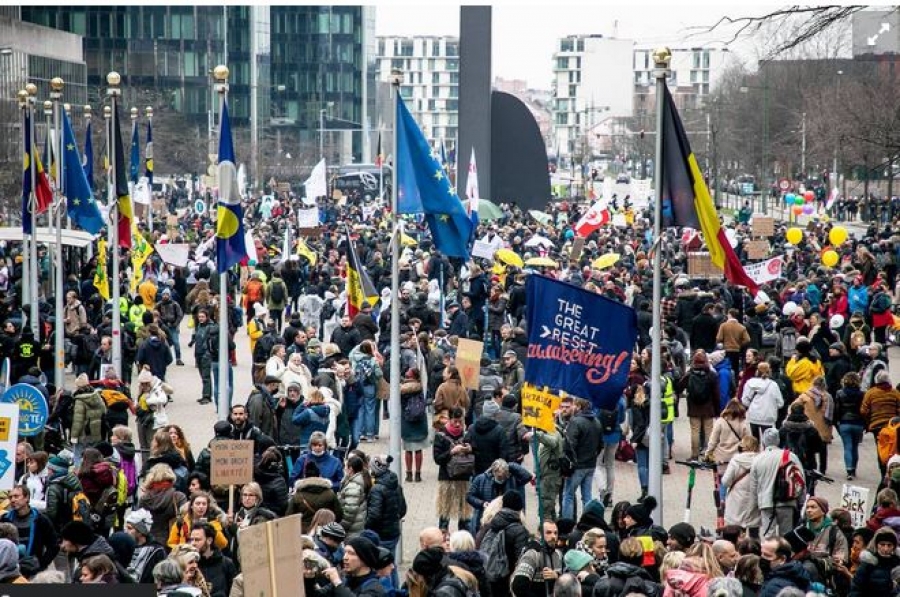 Ηχηρή καταδίκη της υποχρεωτικότητας των εμβολιασμών και των αυταρχικών μέτρων στις διαδηλώσεις σε Βρυξέλλες - Ουάσινγκτον