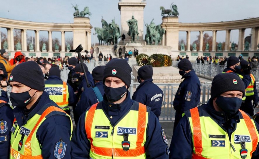 Μεγάλη συγκέντρωση κατά του lockdown στην Ουγγαρία – Ανοίγουν εστιατόρια, παρά την απαγόρευση