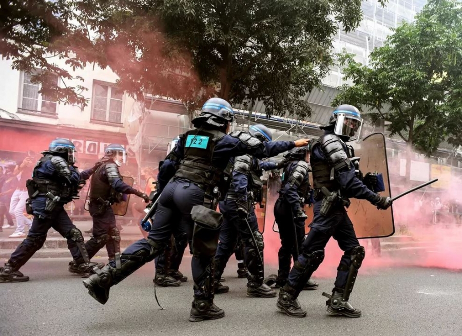 Γαλλία: Μεγάλες διαδηλώσεις στο Παρίσι και σε άλλες πόλεις κατά του πιστοποιητικού υγείας