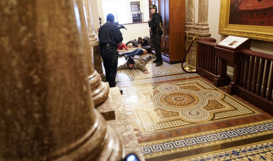 CNN: Σε κρίσιμη κατάσταση γυναίκα που πυροβολήθηκε στο στήθος στο Καπιτώλιο