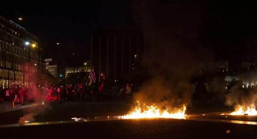 Ένταση και επεισόδια στο Σύνταγμα στη συγκέντρωση κατά του υποχρεωτικού εμβολιασμού