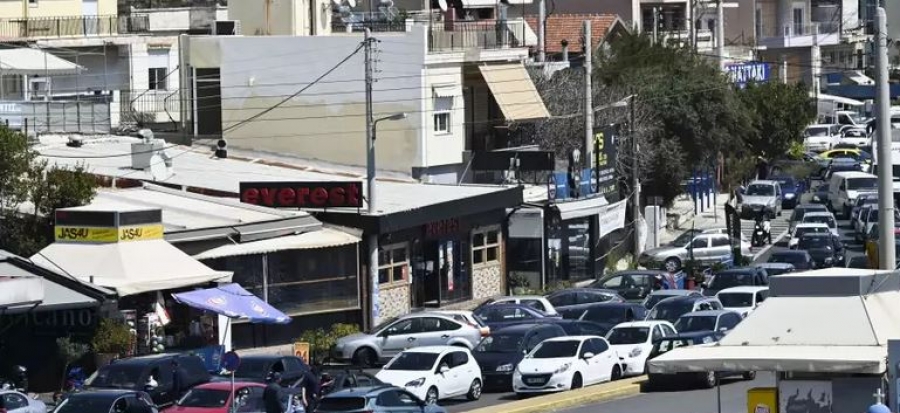 Εποχές προ κορωνοϊού, θυμίζουν οι παραλίες της Αττικής – Εκτόνωση των πολιτών μετά τα πολύμηνα lockdowns